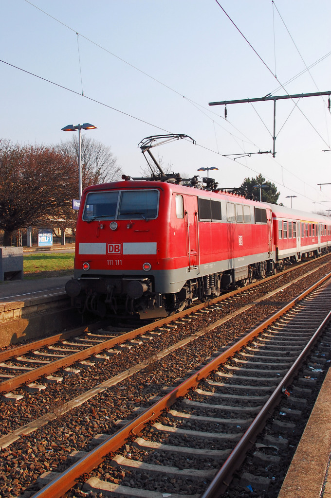 Beim Schieben einer Verstrker RE4 nach Aachen ist die 111 111-1 am Freitag den 16.3.2012 in Rheydt am Gleis 3 zu sehen.