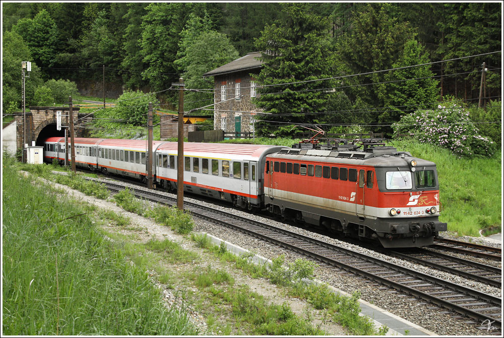 Beim Semmeringtunnel Sdportal konnte ich die 1142 634 mit dem IC 257 von Wien Meidling nach Maribor ablichten. 
Semmering 28.5.2011