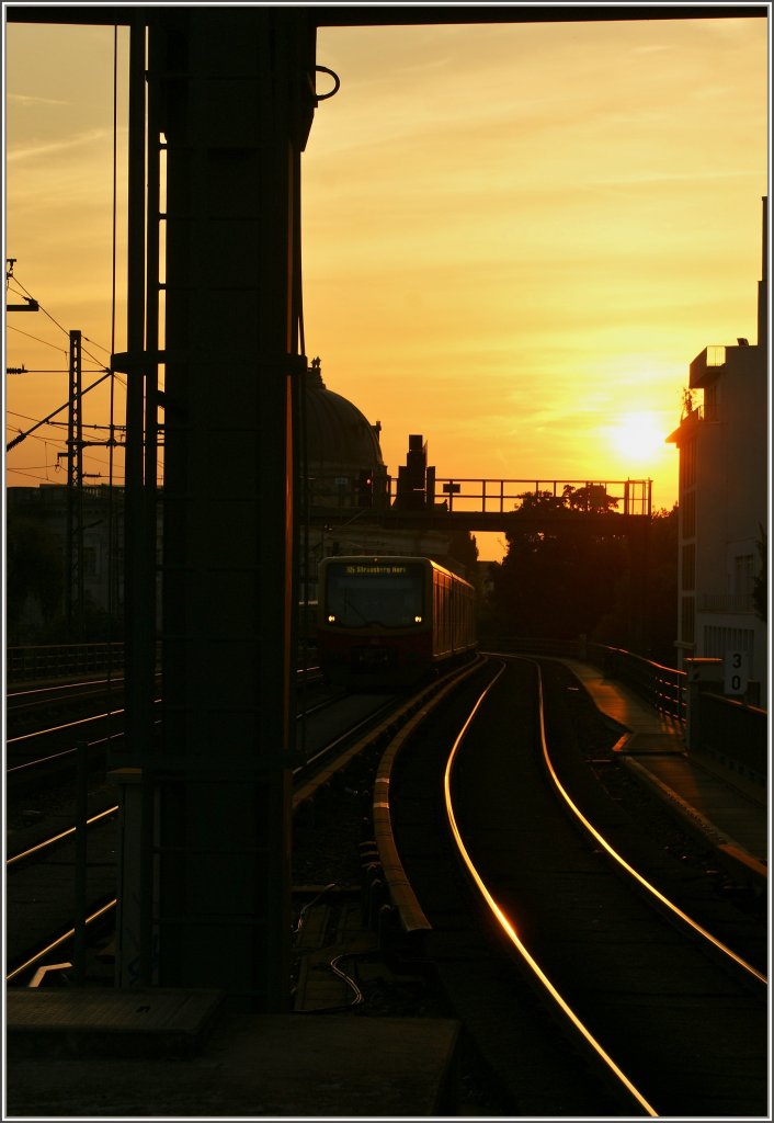 Beim Sonnenuntergang fhrt die S5 auf der Stadtbahn ostwrts.
(17.09.2012)