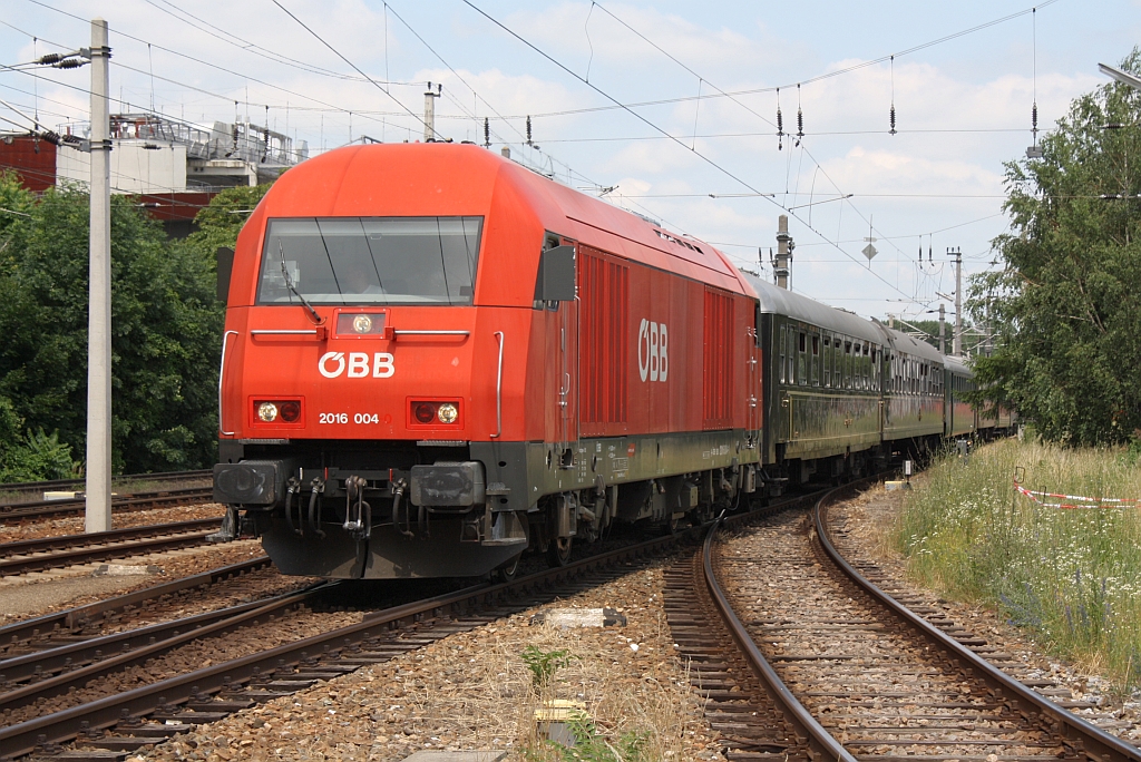 Beim SR 16784 von Heiligenstadt nach Spitz a/d Donau am 22.Juni 2013 bernahm anstelle des vorgesehenen Heizwagens die 2016 004-1 die Energieversorgung der Wagen. Aufgenommen im Bf. Heiligenstadt.