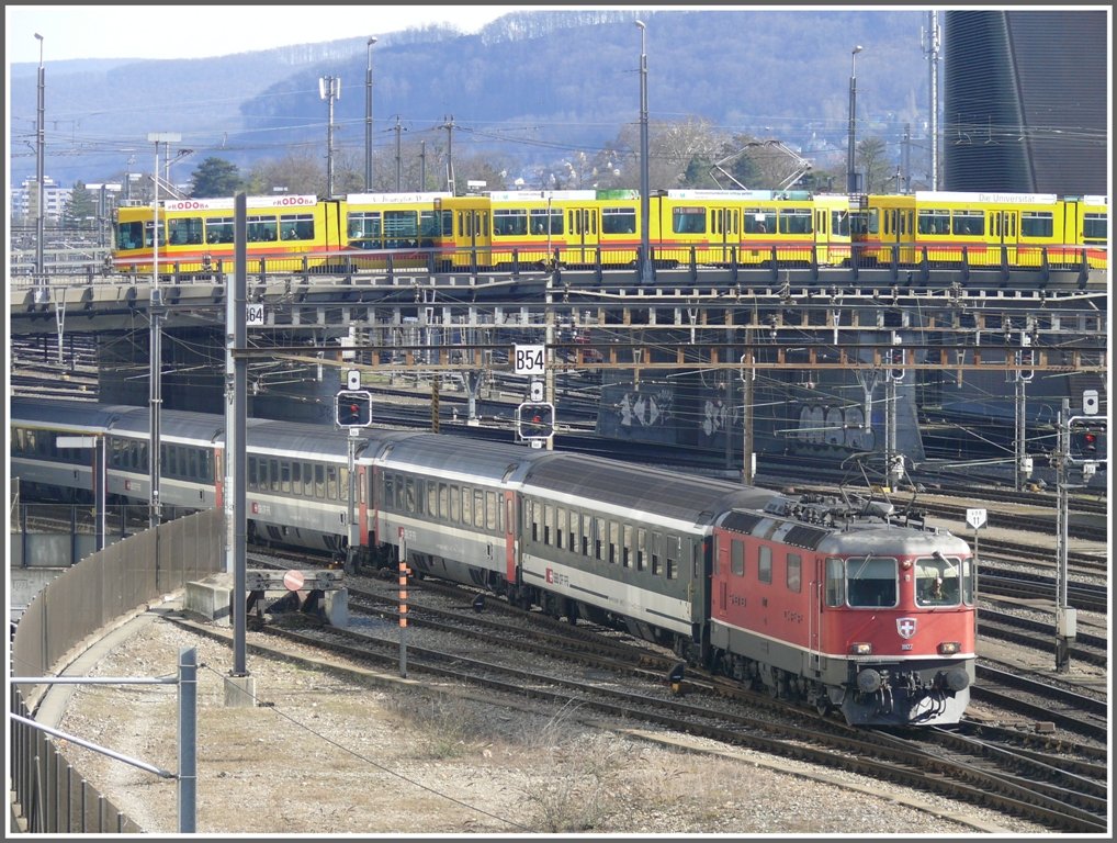 Beim Stellwerk Basel SBB kreuzen sich Bahn und Tram auf verschiedenen Ebenen. (01.03.2010)