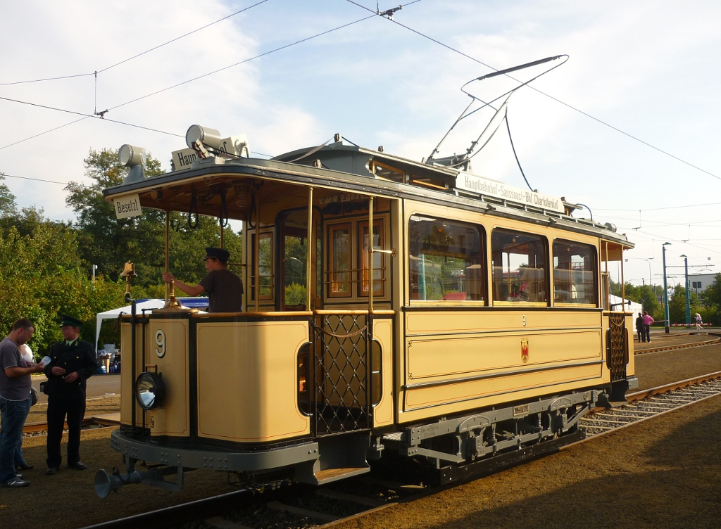 Beim Tag der offenen T�r im Betriebshof der Potsdamer Verkehrsbetriebe wurde der �ffentlichkeit nicht nur die neuste Stra�enbahngeneration in Form der Variobahn vorgestellt, sondern auch ein Vertreter der ersten elektrischen Stra�enbahn der Havelstadt. Der Tw 9 wurde in den letzten Jahren auf Basis eines historischen Fahrgestells wieder neu aufgebaut. Potsdam, 2011-09-17.