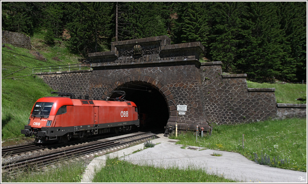 Beim Tauerntunnel-Sdportal des Tauerntunnels knipste ich die 1116 081 mit dem Autoschleusenzug von Bckstein nach Mallnitz. 
Mallnitz 28.6.2011