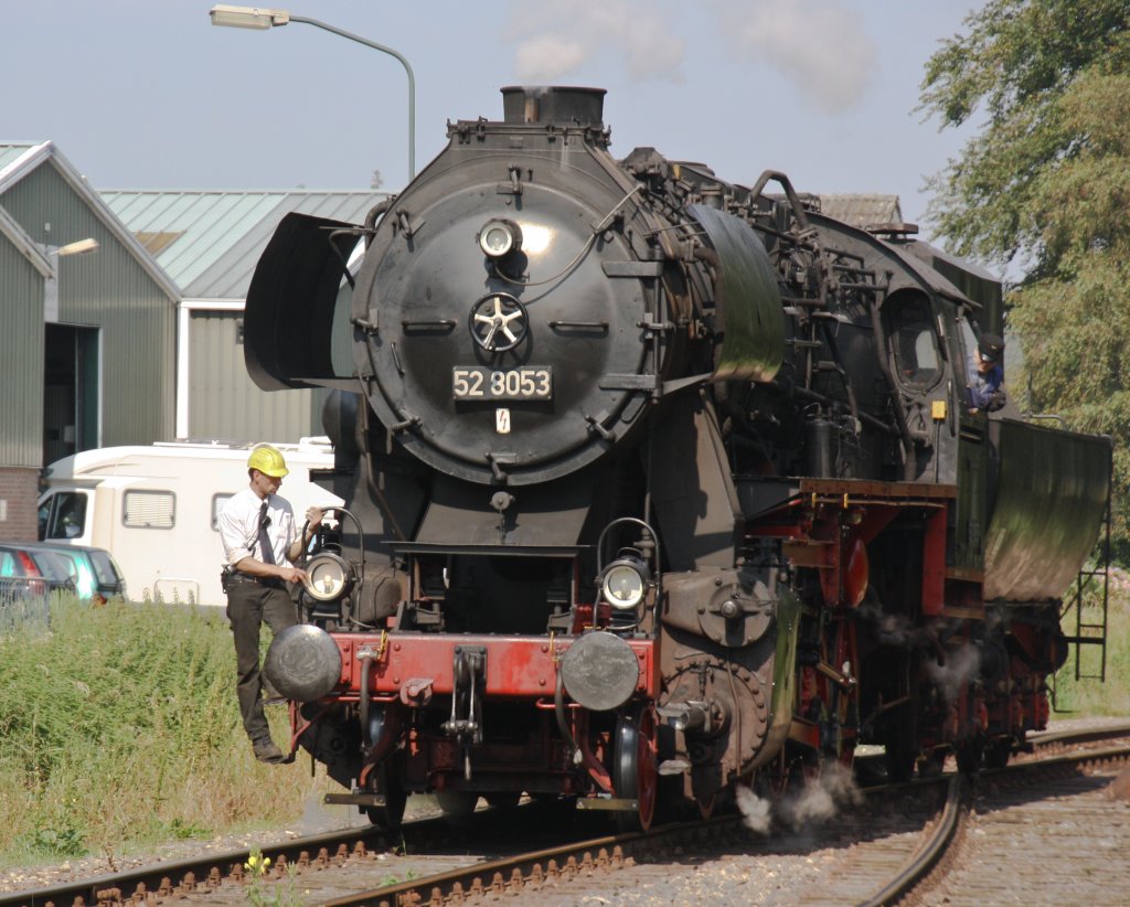 Beim Umkuppeln. 52 8053 auf der Fahrt zum Zug von Beekbergen nach Appeldoorn im Rahmen von Terug naar Toen 2011. (03.09.2011)