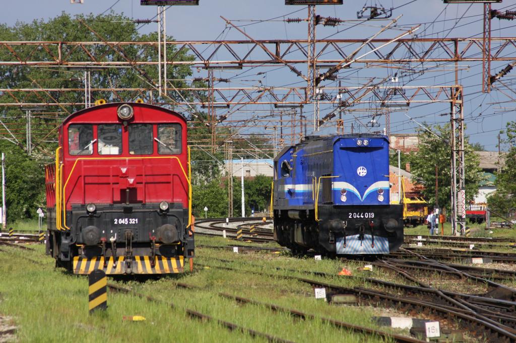 Beim Umsetzen im kroatischen Bahnhof Vinkovci passiert am 6.5.2010
die riesige dieselelektrische HZ 2044019 eine ungarische Privatlok.
Die private Lok trug die Nummer 2045321, war also offensichtlich
auch in das Nummern Schema der HZ eingereiht.