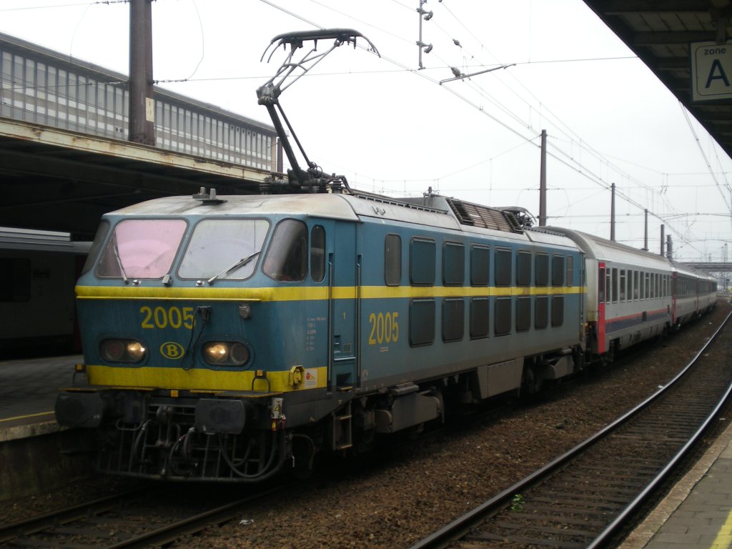 Beim Umsteigen in Brssel Midi habe ich die 2005 fotografiert, die gerade auf dem Nachbargleis mit diesem Zug aus Zrich ankam. 05.10.2010 um 12:49 Uhr. 