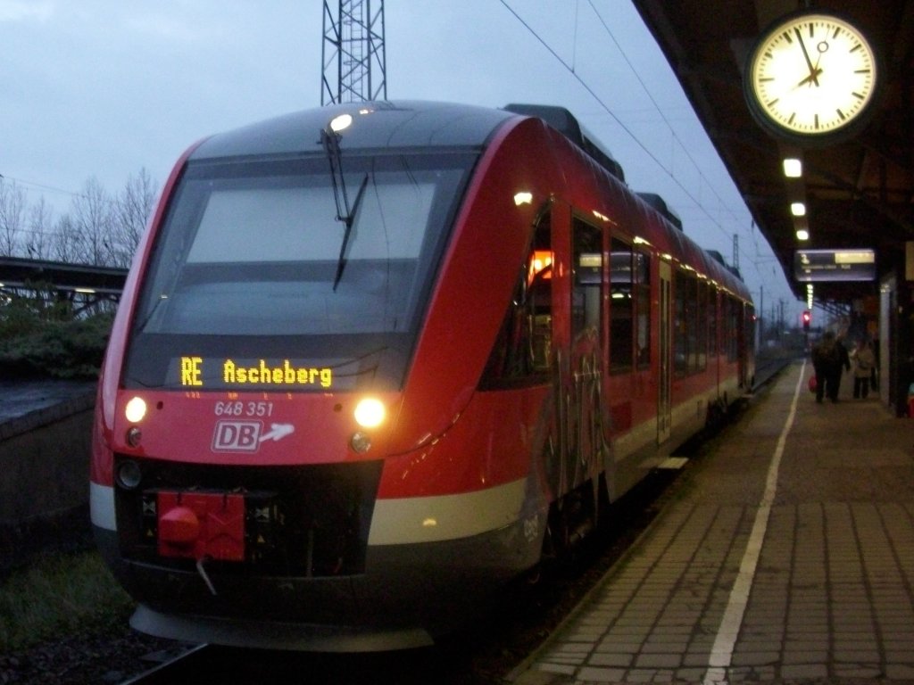 Beim Umsteigen nach Lbeck,am 28.November 2009,in Bad Kleinen noch schnell fotografiert den wartenen LINT41 648 351.