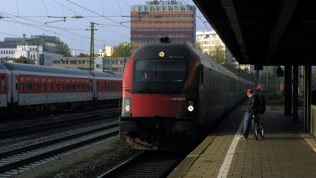 Beim umsteigen in den RE am 19.10. traf ich am Mnchener Ostbahnhof diesen Railjet in Richtung Wien. Hinten schob eine 1116er den Zug.