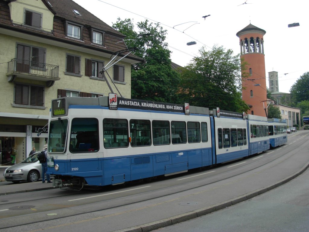 Beim Unfall der  Klapperschlange  (Be 5/6  Cobra ) in der Albisstrasse war dieser Zug in der Haltestelle  Morgental  blockiert. Es ist eine neu zusammengestellte Komposition Be 4/8  Snfte  mit einem motorisierten Anhngewagen Be 2/4  Pony . Das ist die in Zrich zugelassene Maximallnge fr Tramzge. In Basel gibt es das, z.B. auf der Linie 3, schon viel lnger! In Zrich mussten dazu sogar die Kupplungen gekrzt werden, ausserdem knnen solche Zge nur auf der Linie 7 Wollishofen - Bahnhof Stettbach eingesetzt werden. Im Hintergrund kein Leuchtturm, sondern die Kirche Wollishofen.