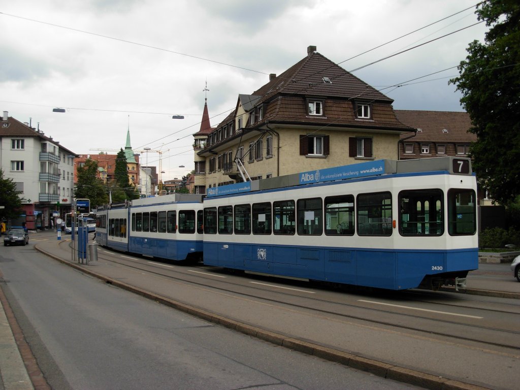 Beim Unfall der  Klapperschlange  (Be 5/6  Cobra ) in der Albisstrasse war dieser Zug in der Haltestelle  Morgental  blockiert. Es ist eine neu zusammengestellte Komposition Be 4/8  Snfte  mit einem motorisierten Anhngewagen Be 2/4  Pony . Das ist die in Zrich zugelassene Maximallnge fr Tramzge. In Basel gibt es das, z.B. auf der Linie 3, schon viel lnger! In Zrich mussten dazu sogar die Kupplungen gekrzt werden, ausserdem knnen solche Zge nur auf der Linie 7 Wollishofen - Bahnhof Stettbach eingesetzt werden.