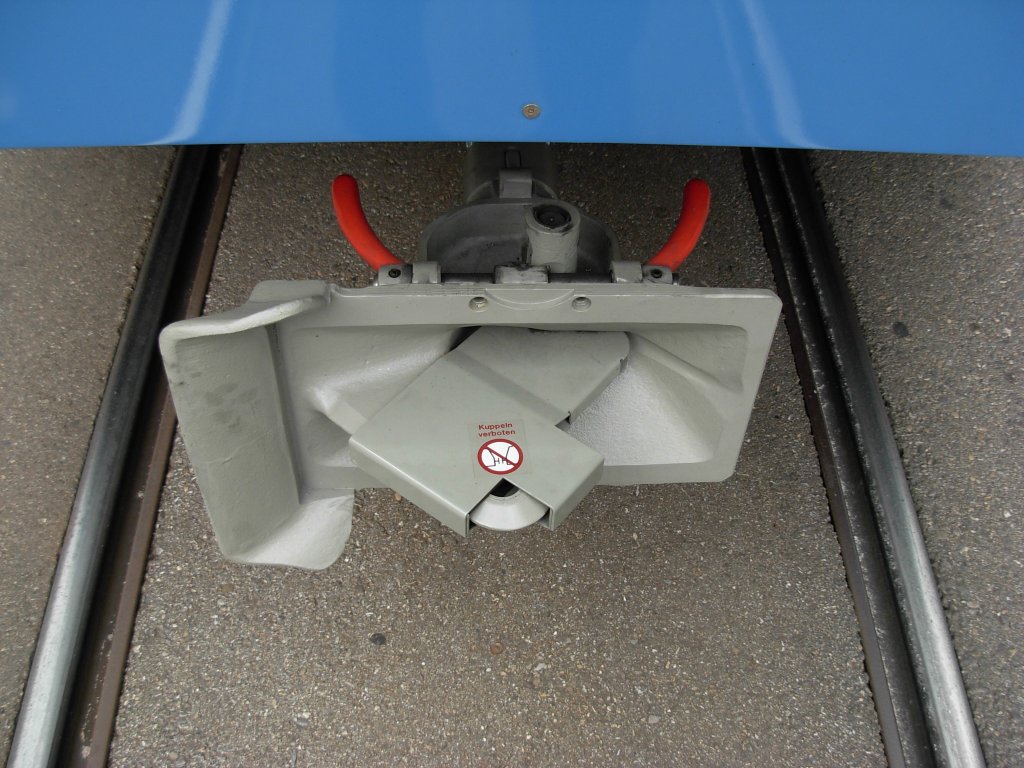 Beim Unfall der  Klapperschlange  (Be 5/6  Cobra ) in der Albisstrasse war dieser Zug in der Haltestelle  Morgental  blockiert. Es ist eine neu zusammengestellte Komposition Be 4/8  Snfte  mit einem motorisierten Anhngewagen Be 2/4  Pony . Das ist die in Zrich zugelassene Maximallnge fr Tramzge. In Basel gibt es das, z.B. auf der Linie 3, schon viel lnger! In Zrich mussten dazu sogar die +GF+ - Kupplungen gekrzt werden, ausserdem knnen solche Zge nur auf der Linie 7 Wollishofen - Bahnhof Stettbach eingesetzt werden. Zuerst sollten die Kupplungen bei solchen Zgen ganz entfernt werden, doch dazu sagte das Bundesamt fr Verkehr  Njet! . Fr den Fahrer wre das bei Kollisionen zu gefhrlich geworden.