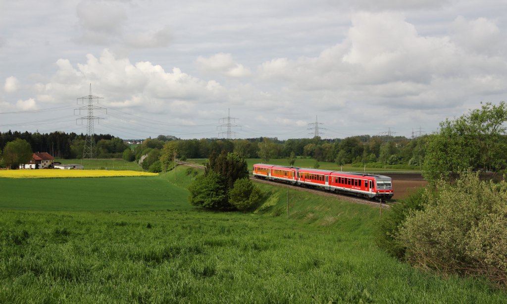 Beim vergebenen Warten auf den sonnt�glichen gemischten G�terzug von M�nchen nach M�hldorf, wurde am 12.05.13 ein Bild eines 628-Doppels gemacht, der einige Minuten zuvor Markt Schwaben verlie� und den l�ngsten Teil der Strecke nach M�hldorf noch vor sich hatte. 
Ich postierte mich zwischen Ottenhofen und Unterschwillach. Die Sonne war gn�dig und gew�hrte mir und meiner Kamera ein paar freie Lichtstrahlen.