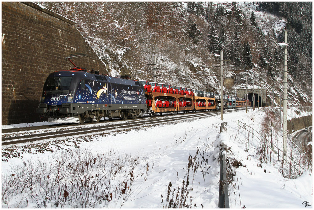 Beim Verlassen des 5460m langen Galgenbergtunnels, konnte ich am 17.1.2012 die neue Werbelok 1116 126  Licht ins Dunkel  mit dem Fiat Autozug 46753 (Breclav -Tarvis) ablichten.
St.Michael in der Obersteiermark