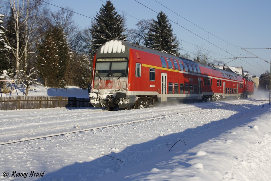 Beim verlassen des Hp. Chemnitz-Grna konnte ich den RE. nach Zwickau knipsen, geschoben von 143 173-3, am 29.12.2010 bei minus 13 Grad.