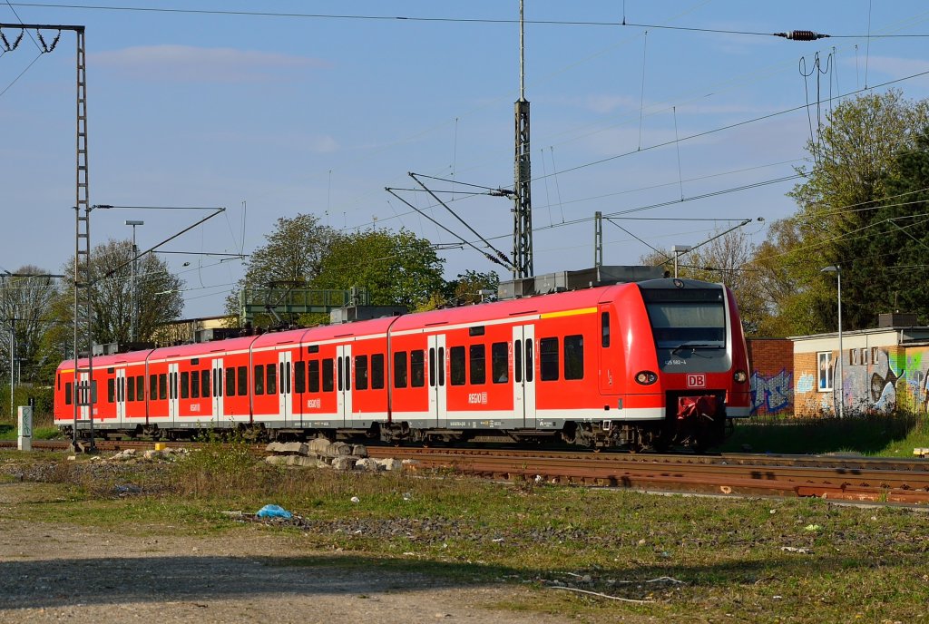 Beim verlassen des Rheydter Hbf ist hier der 425 582-4 nach Aachen am 24.4.2013 zu sehen.