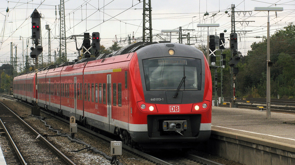 Beim warten am Bahnhof Mnchen Pasing auf die nchste S Bahn begegnete mir dann 440 013 mit einem weiteren Triebzug Richtung Mnchener Hbf. So endete ein schner Ausflug quer durch Mnchen vom 19.10. mit einem Bild eines wirklich schnen Triebzuges.