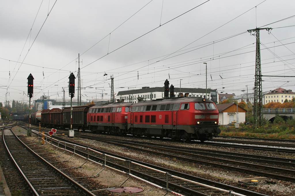 Beim Warten auf die Ausfahrt der S3/6 kamen noch 225 073 und 225 80x mit einem gemischten Gterzug. Mnchen Ost, 16.10.2010.