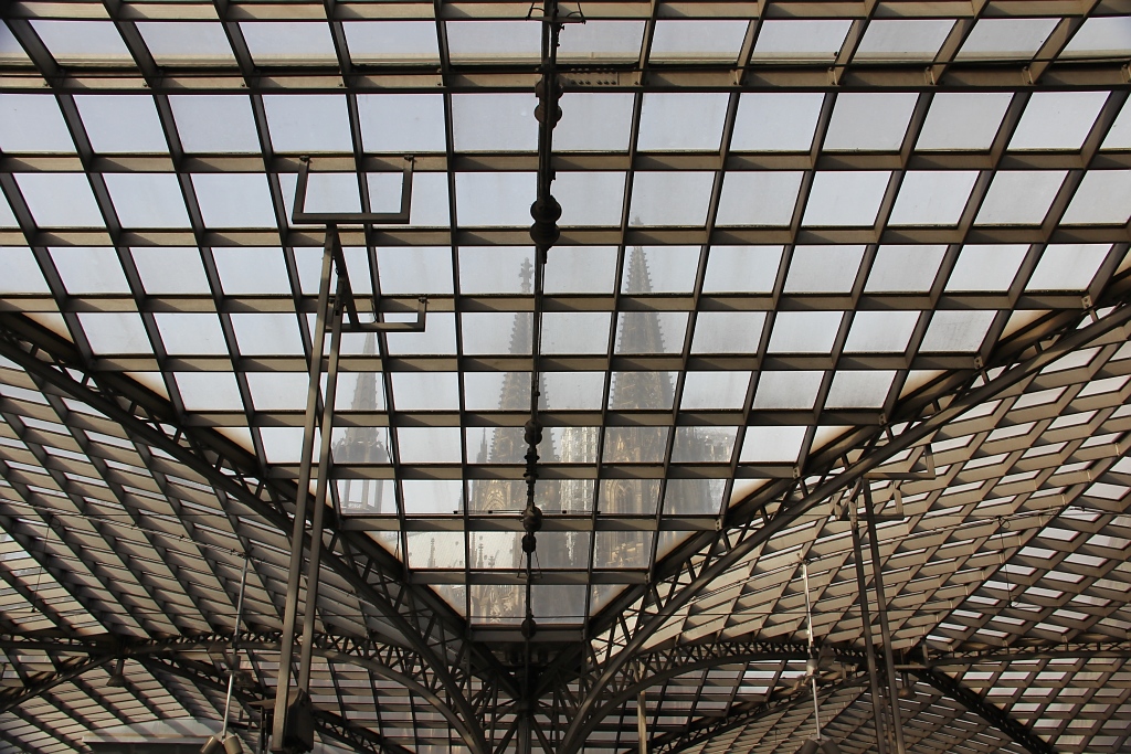 Beim warten auf die Bahn: Blick durch das Stahl- und Glas Konstrukt des Klner Hbf auf den Dom. Aufgenommen am 17.08.2012.