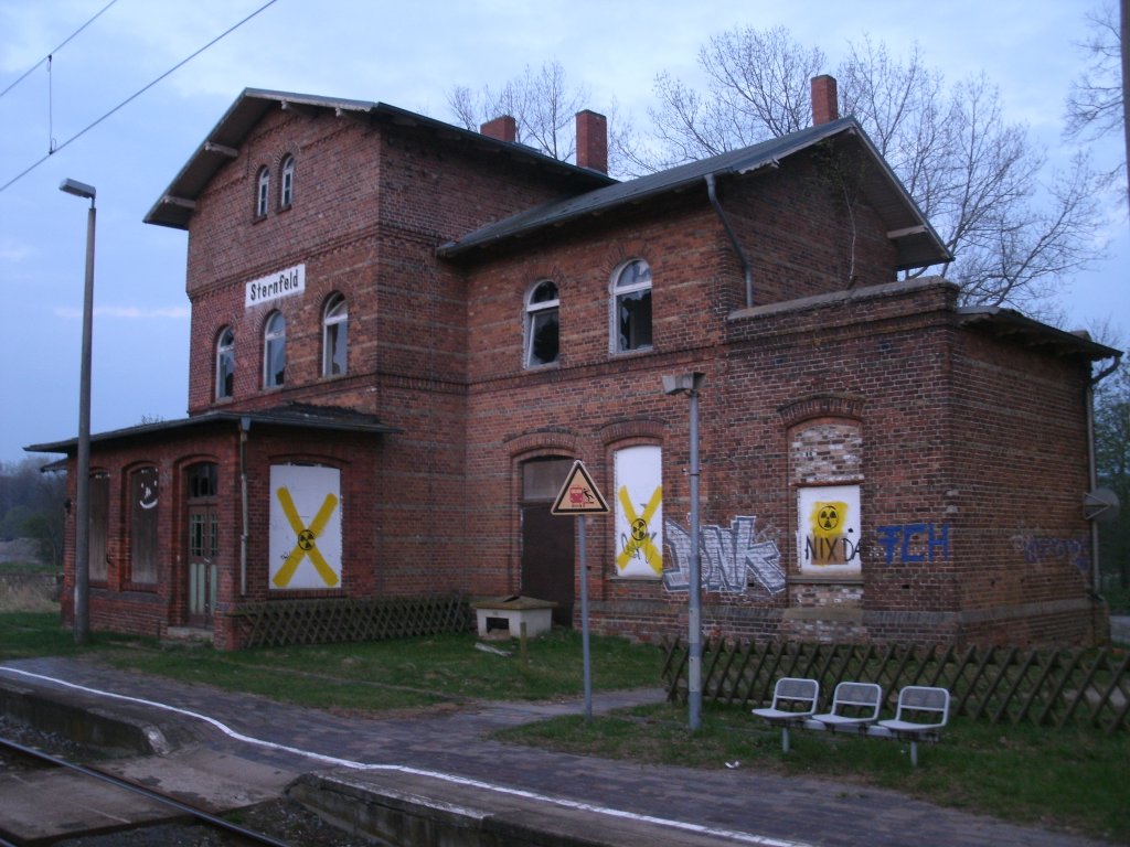 Beim Warten auf den Gegenzug hatte ich in Sternfeld (Strecke Stralsund-Neustrelitz) die Gelegenheit genutzt und am 17.April 2011 den herunter gekommenen Bahnhof fotografiert.