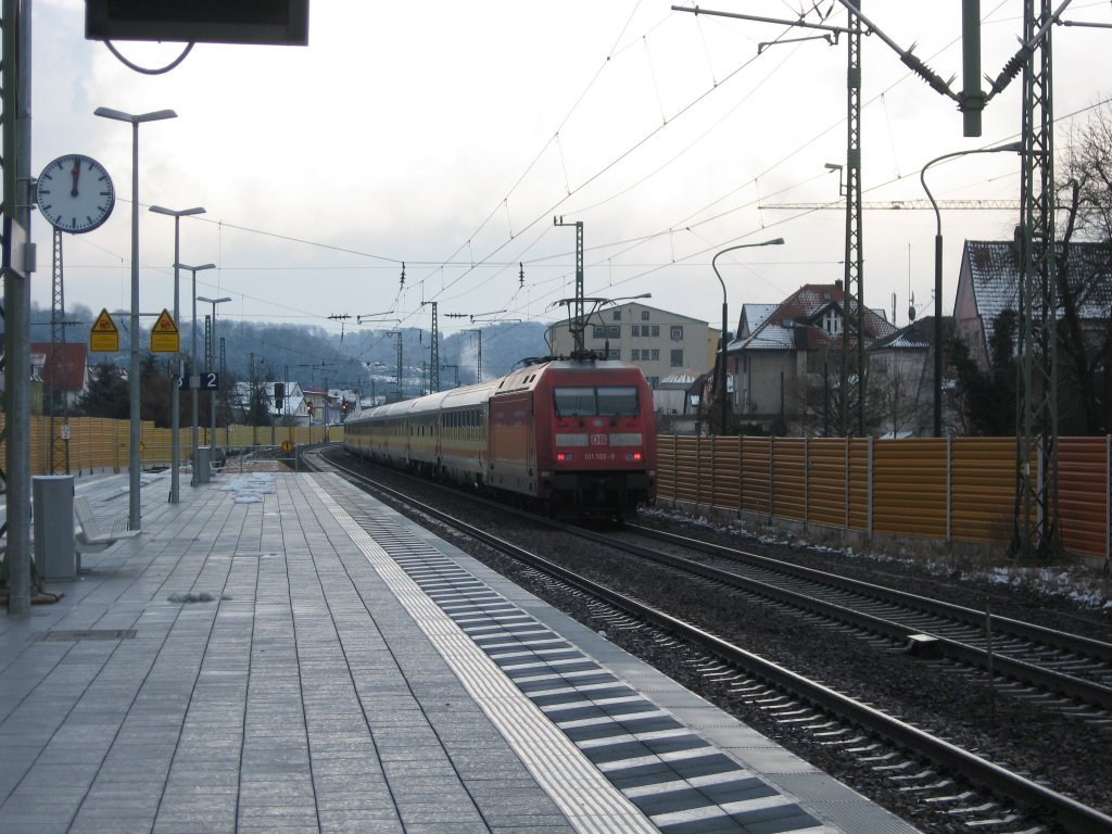 Beim Warten auf den IC2013 rauschte noch ein anderer, gewhnlicher, IC durch Ebersbach an der Fils. 8.2.13 