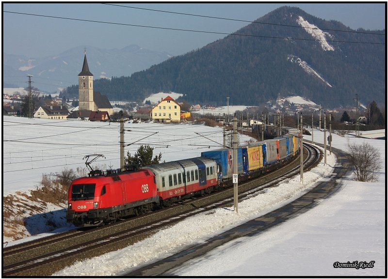 Beim warten auf den BB IC 518 mit der Zuglok 1116 033 fuhr mir auch noch die 1116 177 mit der Rola 41404 in Kammern vor die Linse. 16.02.2010