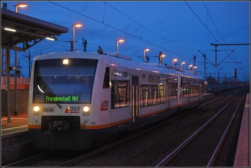 Beim Warten auf die Schwarzwaldbahn in Appenweiher kam ein anderer Schwarzwaldexpress entgegen. Die Ortenau-S-Bahn auf dem Weg nach Freudenstadt. Ihre Steilstrecke hat sie noch vor sich. (November 2009)