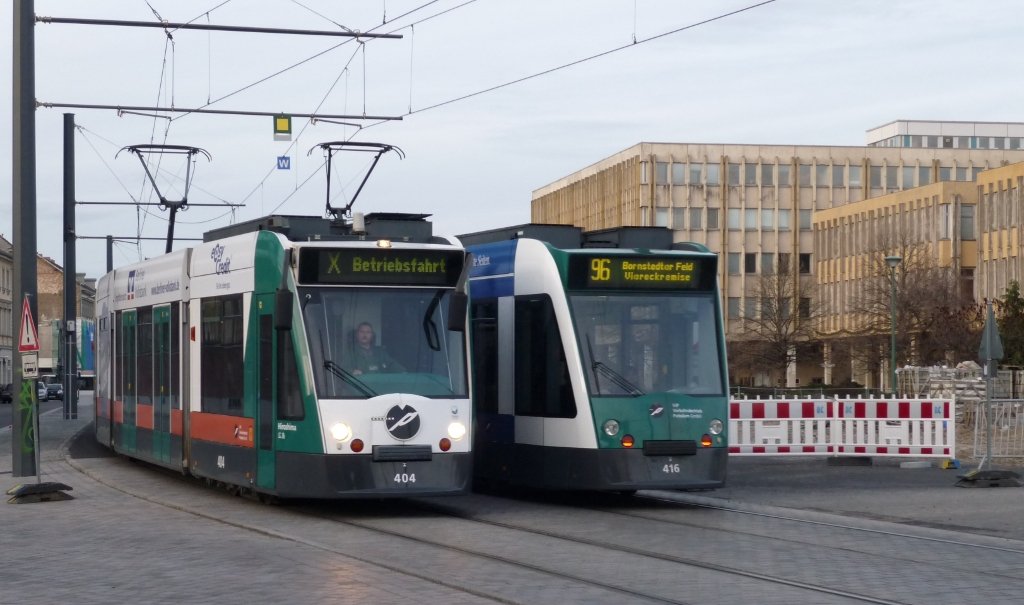 Beim Warten auf TW 001 bot sich die Gelegenheit das (offensichtlich auerplanmige) Treffen zweier Combinos am Alten Markt festzuhalten. Potsdam, 2009-11-29.