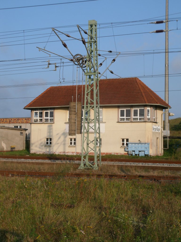 Beim Weichenwrterstellwerk in Bergen/Rgen steht dieser Abspannmast mit vier Auslegern.Aufnahme vom 13.August 2011.