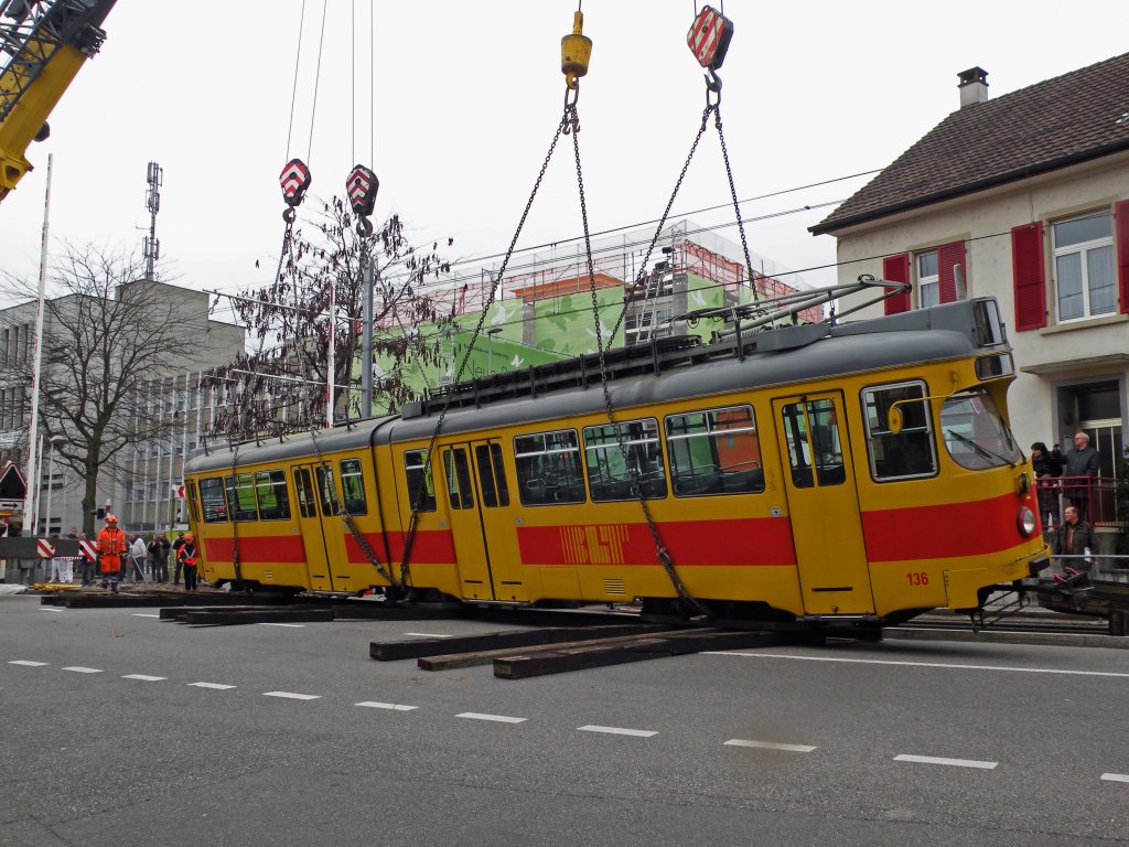 Beim zweiten Versuch scheint es zu klappen. Langsam kippt der Wagen auf die Strasse. Die Aufnahme stammt vom 10.11.2011.