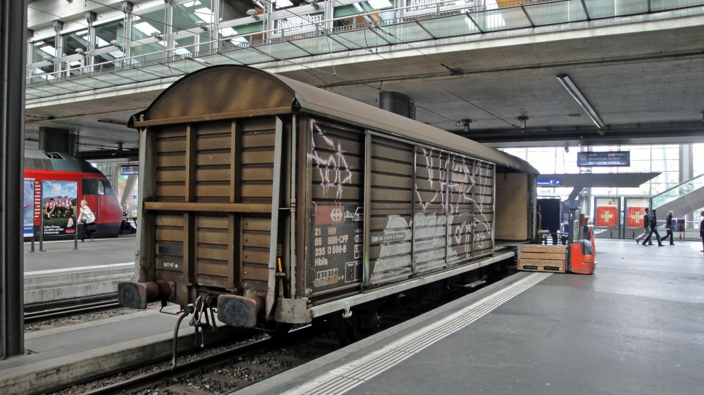(Beinahe) jedes Wochenende im Jahr steht auf Gleis 10 in Luzern ein gedeckter Gterwagen von SBB Cargo im Miet-Einsatz fr die Migros. Am 08.05.10 war es der Habils21 598-8. Das Verladen am ungewohnten Ort kommt in Luzern und Umgebung ab und zu zum Vorschein, weil der Gterbahnhof keine praktischen Verlademglichkeiten bietet. Darum werden viele Wagenverladungen auf naheliegende Bahnhfe mit guten Verladungsmglichkeiten geschoben. (Ebikon, Emmenbrcke, Ennethorw, Rothenburg, Rotkreuz)