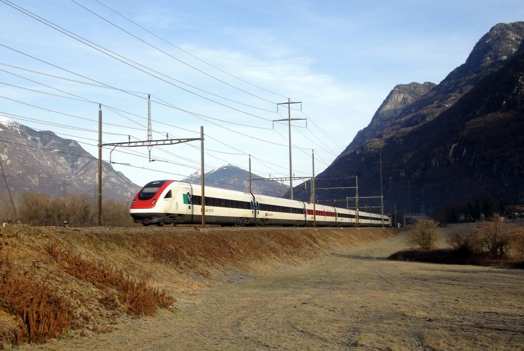 Beinahe zur selben Zeit erreichen am Morgen des 30.01.2013 die Sonne, sowie der ICN RABDe 500 035-1  Niklaus Riggenbach , das tessiner Dorf Claro.