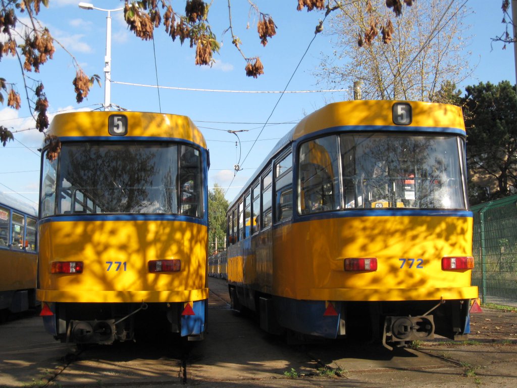 Beiwagen 771 und 772 stehen allein gelassen auf den Abstellgleisen vom Strbf. Dlitz. Schn zu sehen ist wie die Sonne die Schatten der Blttern auf das Heck wirft. 19.10.09