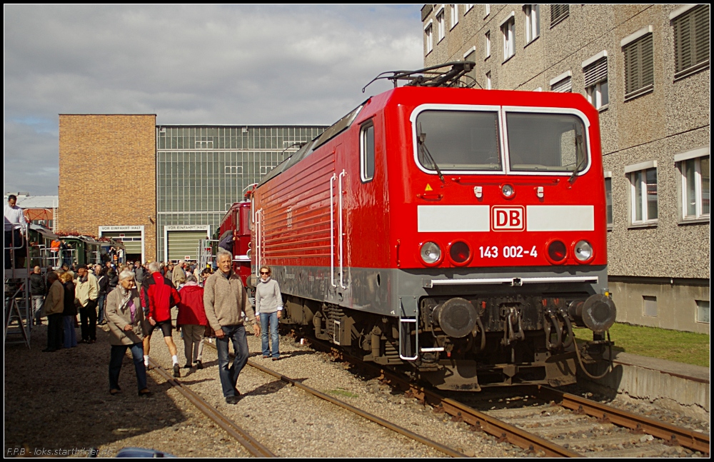Bekannt durch den Einsatz im Regionalverkehr sind die Loks des LEW Hennigsdorf. 143 002-4 in der Fahrzeugaustellung (100 Jahre Innovation und Technologie, Tag der offenen Tr Bombardier Hennigsdorf 18.09.2010)