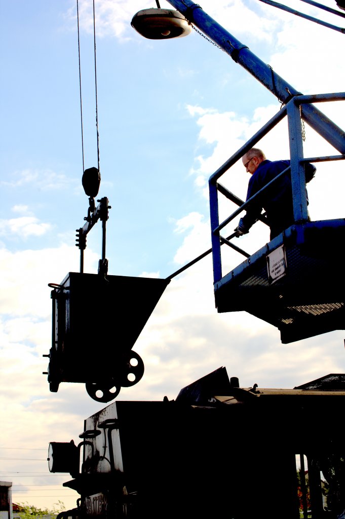 Bekohlungen sind so selten geworden, da es diese Kategorie  bei den Bahnbilddern gar nicht gibt.
Vor mehr als 25 Jahren htte der Fotograf sptestens  jetzt  seine Augen geschlossen, wenn staubige Braunkohlenbriketts in den Tender gepoltert wren, bei gut genter Steinkohle hlt sich die Staubentwicklung jedoch in Grenzen.
10.08.12 gegen 17:57 Uhr wird hier 99 1775-8 bekohlt, mal sehen wann das Wort Bekohlung ausgestorben sein wird..... 