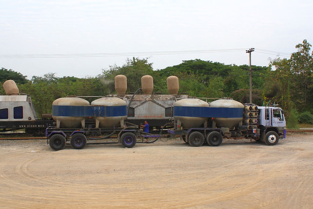 Beladung von บ.ซ.ท./B.C.S. (Bogie Cement Hopper Wagon) auf dem Anschlussgleis beim Bf. Mae Mo am 10.Jänner 2011.