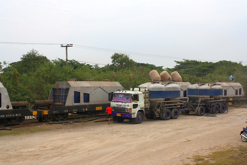 Beladung von บ.ซ.ท./B.C.S. (Bogie Cement Hopper Wagon) auf dem Anschlussgleis beim Bf. Mae Mo am 10.Jänner 2011.
