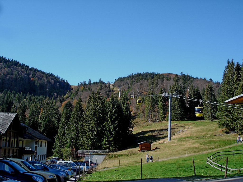 Belchen,  auf den dritthchsten Schwarzwaldberg fhrt diese 2001 erffnete Seilbahn, die Einseilumlaufbahn ist 1150m lang und berwindet 262m Hhenunterschied, Okt.2006