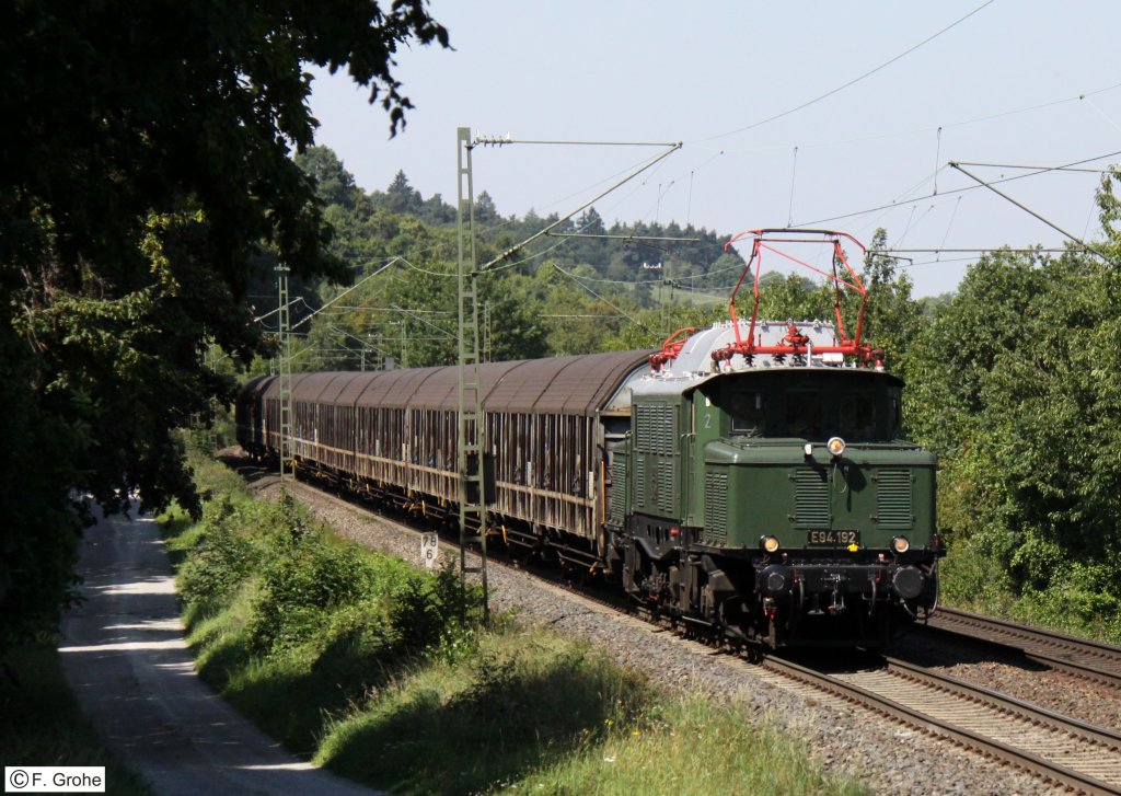 BEM E94 192 mit Henkelzug als DGS 75715 Langenfeld - Wassertrdingen, KBS 920 Wrzburg - Treuchtlingen, fotografiert bei Burgbernheim am 26.08.11 