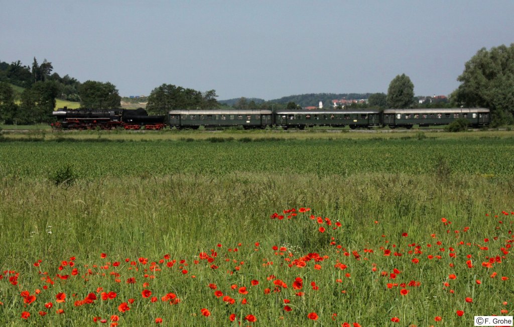 BEM Nrdlingen 52 8168-8 mit P 3881 nach Landshut, Strecke Landshut - Neuhausen - Rottenburg, Wiedererffnung des Abschnittes Landshut - Neuhausen, fotografiert bei Kolmhub am 05.06.2011