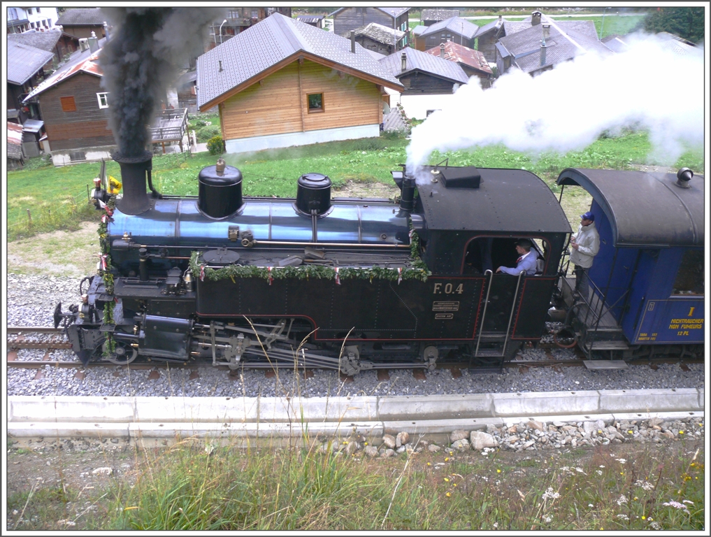 ber den Husern von Oberwald kmpft sich Lok 4 bergwrts. (15.08.2010)