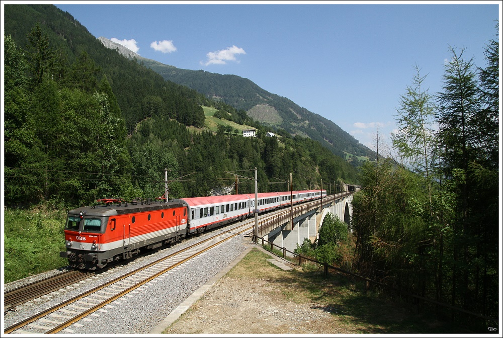 ber den Tauern fhrt 1044 032 mit IC 591 von Villach nach Salzburg. 
Falkensteinbrcke Obervellach 16.07.2010