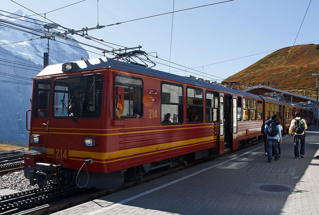 Bereit stehender Triebzug der Jungfraubahn (2 gekuppelte BDhe 4/8) vorne Triebwagen Nr. 214 (Baujahr 1992/93 von SLM und ABB) am 02.10.2011 im Bf Kleine Scheidegg (2064 m. . M.). Hinten Triebwagen Nr. 211.