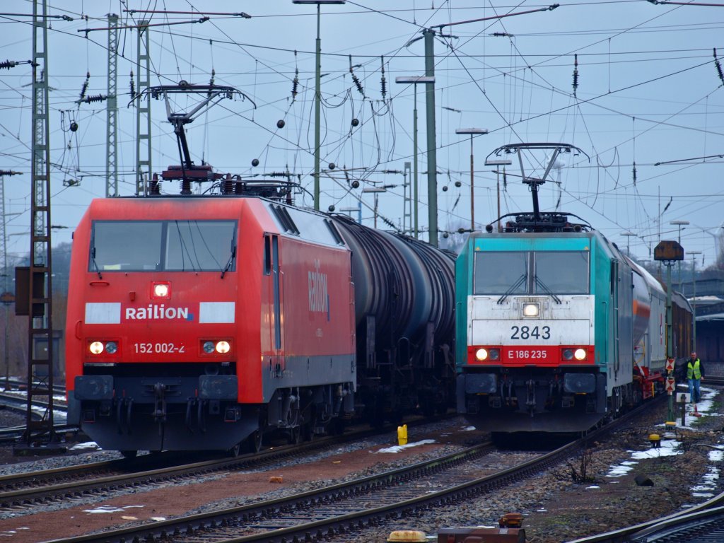 Bereit zur Abfahrt, 152 002-2 mit einem Kesselzug und Cobra 186 235 (2843) mit einem gemischten Gterzug am 07.01.2011 in Aachen West.