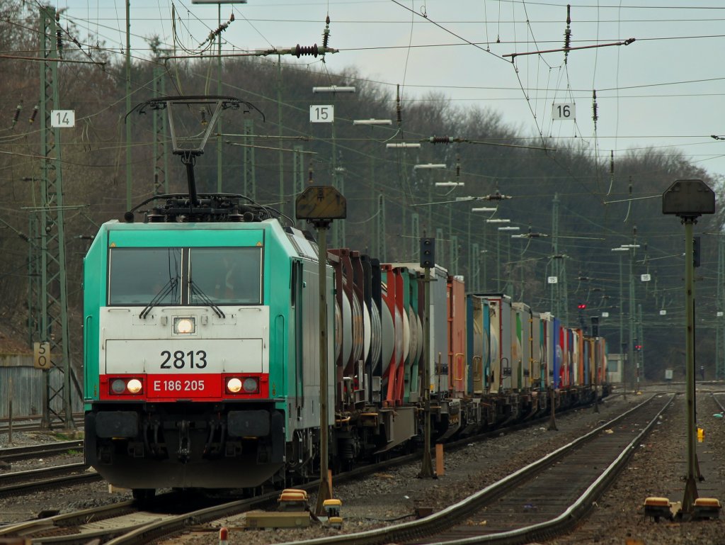 Bereit zur abfahrt nach Belgien, Cobra 186 205 (2813) steht am 18.03.2012 mit einem Containerzug in Aachen West.