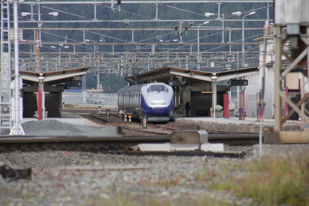 Bereit zur Abfahrt steht am 01.09.2011 ein Triebzug der Baureihe BM73 im Bahnhof von Trondheim.