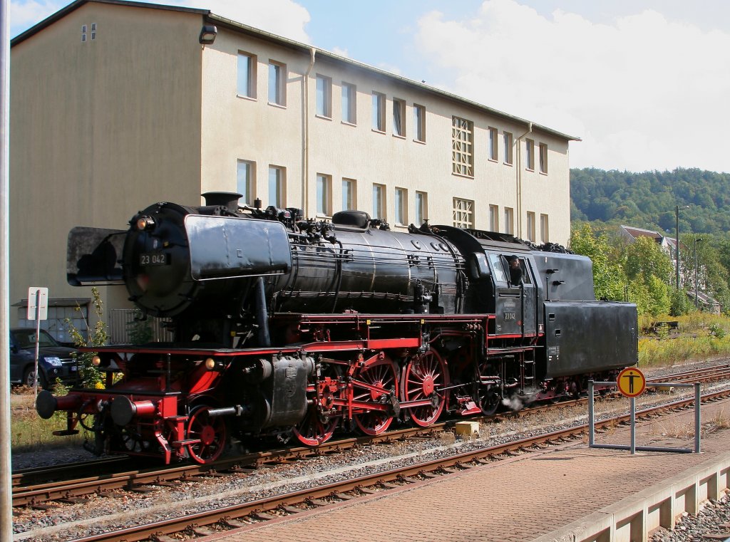Bereit zur Rckfahrt! Nachdem 23 042 im DLW Meiningen ihre Kohle- und Wasservorrte ergnzt hat, wird sie in Krze den Sonderzug der Historischen Eisenbahn Frankfurt, der anlich des Dampflokfestes hier weilte, zurck nach Frankfurt/Main bringen. Die Aufnahme erfolgte am Nachmittag des 03.09.2011 vom Bahnsteig 1 des Meininger Bahnhofes aus. Erwhnenswert ist vielleicht, dass die Maschine die Strecke von Meiningen bis Schweinfurt in Rckwrtsfahrt absolvierte. Dies ist auf lngeren Strecken bei Schlepptenderlokomotiven eher unblich, da die meisten Maschinen mit dieser Tenderversion bei Rckwrtsfahrten nur fr Vmax. 50 km/h zugelassen sind. BR 23 bildet meines Wissens die einzige Ausnahme mit einer zugelassenen Hchstgeschwindigkeit fr Rckwrtsfahrt von 85 km/h!