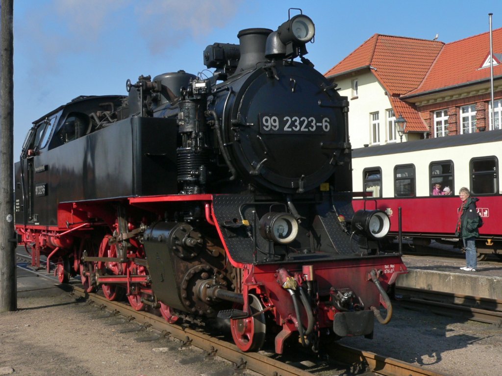 Bereit zur �bernahme des Zuges: 99 2323 in Bad K�hlungsborn-West am 26.03.2007
