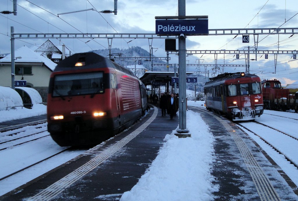 Bereits in 2 Tagen gehrt dieses Bild definitiv der Vergangenheit an. Die IR, hier gezogen von der Re 460 095-3  Bachtel , werden planmssig nicht mehr in Palzieux halten und auf den Regios nach Romont, am 06.12.12 in Form des RBe 540 022-1, werden auch nicht mehr die fr die Expo64 beschaffenen Triebwagen eingesetzt.