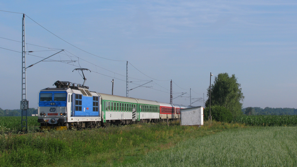 Bereits 9 Minuten spter (hier ist das der bliche Blockabstand), also um 7:54 Uhr, fuhr dann das erste kleine Highlight des Tages an uns vorbei. Es war der D 60457, welcher ab Berlin Ostbahnhof zwei eigene Wagen der CD mit sich fhrt und ein paar Wagen des Nachtzuges aus Amsterdam bernommen hat. Diese bringt 371 002-7 ( Jozin ) dann gemeinsam nach Prag. Hier mit guten + 30 unterwegs und erreicht in Krze Falkenberg(Elster). 01.07.2011