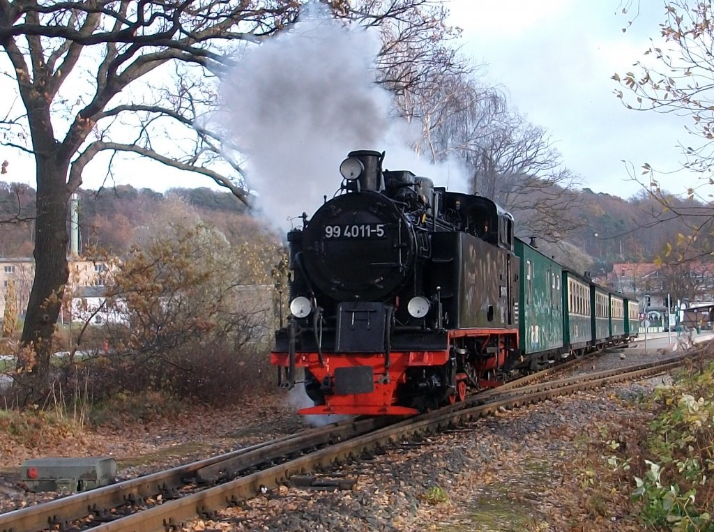 Bereits am 05.November 2010 entstand die Aufnahme von 99 4011 als Diese den Bahnhof Sellin Ost nach Putbus verlie.